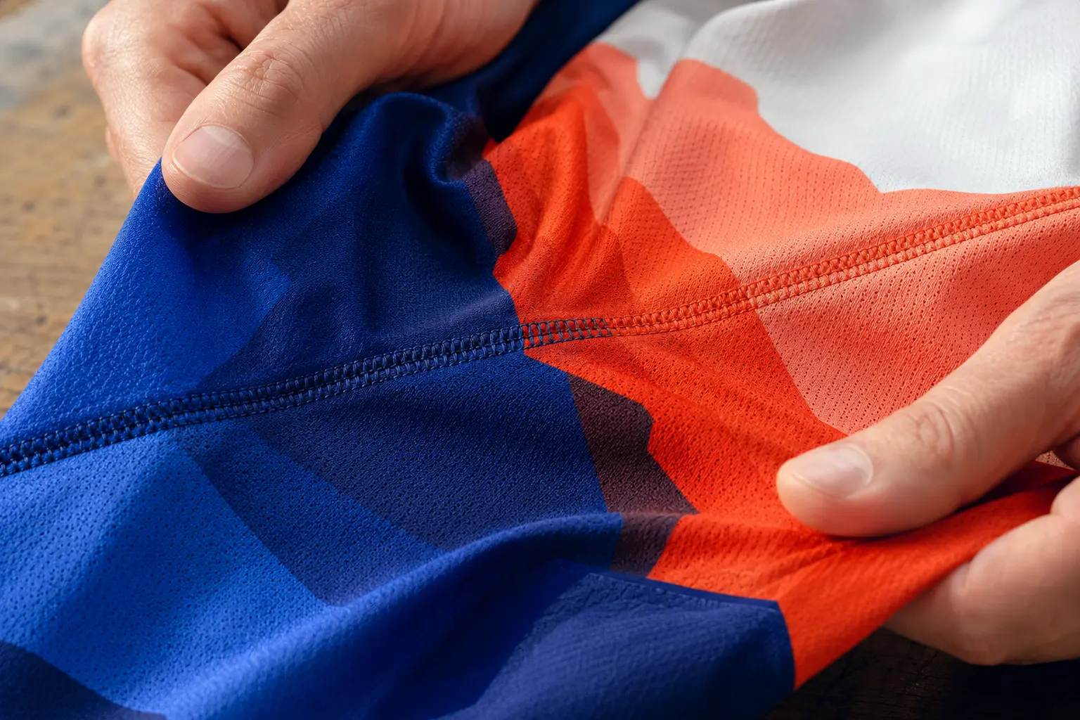 Détail d’un tissu technique sublimé et de sa couture